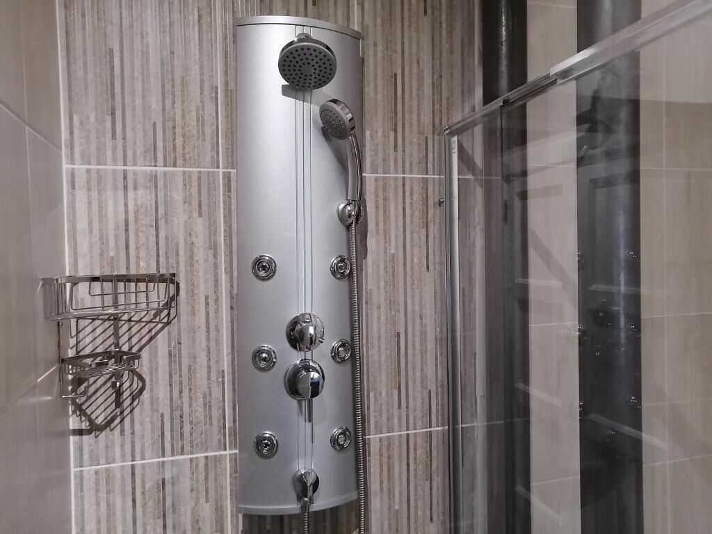 Standard Double Room | Bathroom shower
