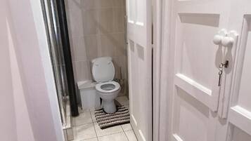 Kamar Double Standar | Kamar mandi | Shower, pancuran hujan,  dan handuk
