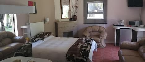 Superior Double Room | Desk, laptop workspace, iron/ironing board, free WiFi