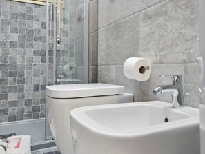 Bathroom - Belvilla by OYO Pleasant Apartment With Courtyard (Saludecio)