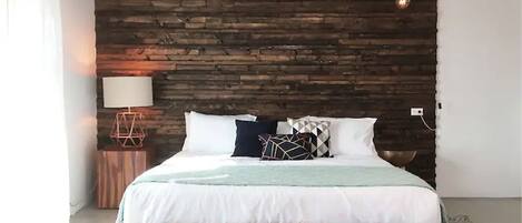 3 bedrooms, desk, iron/ironing board, travel cot