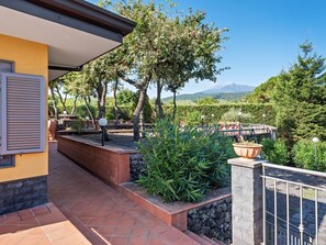 Balcony - Belvilla by OYO Villa Melany (Piedimonte Etneo)