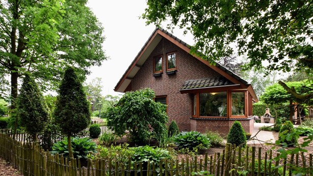 Exterior - Secluded Holiday Home in Voorthuizen by the Lake (Nijkerk)