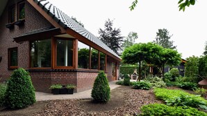 Exterior - Secluded Holiday Home in Voorthuizen by the Lake (Nijkerk)