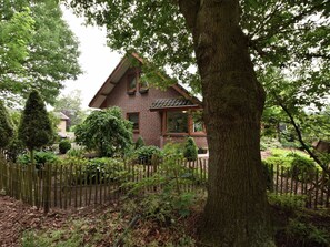 Exterior - Secluded Holiday Home in Voorthuizen by the Lake (Nijkerk)