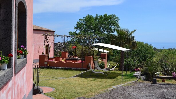 Exterior - Rustic Holiday Home in Santa Venerina With Terrace & Garden (Santa Venerina)