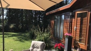 Chalet | Balcony - Chalet in Holiday Park With Spacious Living Room, Large Enclosed Garden and Unobstructed View (Vorden)