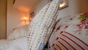 2 bedrooms, individually furnished, bed sheets - Chalet in Holiday Park With Spacious Living Room, Large Enclosed Garden and Unobstructed View (Vorden)
