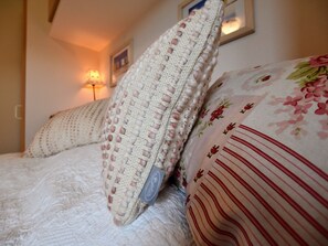 2 bedrooms, individually furnished, bed sheets - Chalet in Holiday Park With Spacious Living Room, Large Enclosed Garden and Unobstructed View (Vorden)