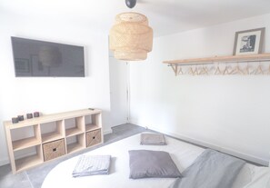 3 makuuhuonetta, tallelokero huoneessa, silitysrauta/-lauta