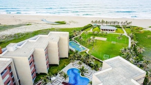 A resort with a pool, tennis court, and beach view. - Scopa Beach Resort Apartments (Aquiraz)