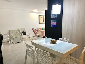 Apartamento luxo | Opções para refeição no quarto