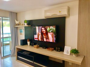 Apartamento luxo | Sala de estar | TV de tela plana 40 polegadas com canais a cabo, TV