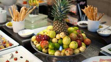 Daily buffet breakfast (MXN 370 per person)