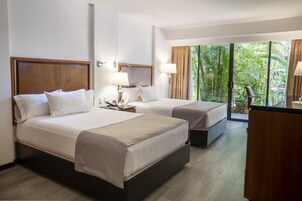 Quarto executivo, 2 camas de casal, vista para a piscina | Escrivaninha, ferros/tábuas de passar roupa, Wi-Fi de cortesia