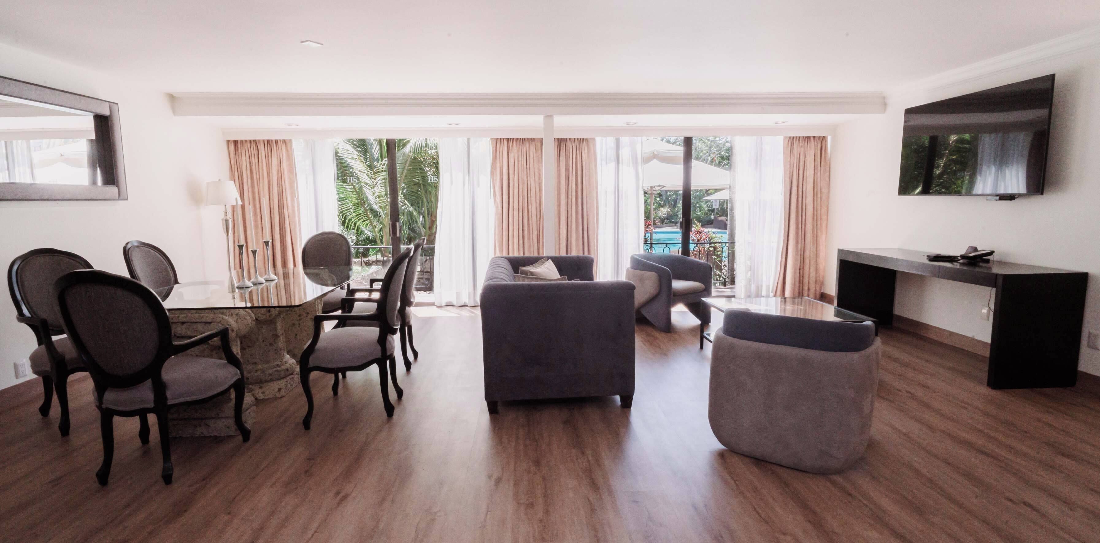 Presidential Room, 1 King Bed | Living area | 40-inch flat-screen TV with cable channels