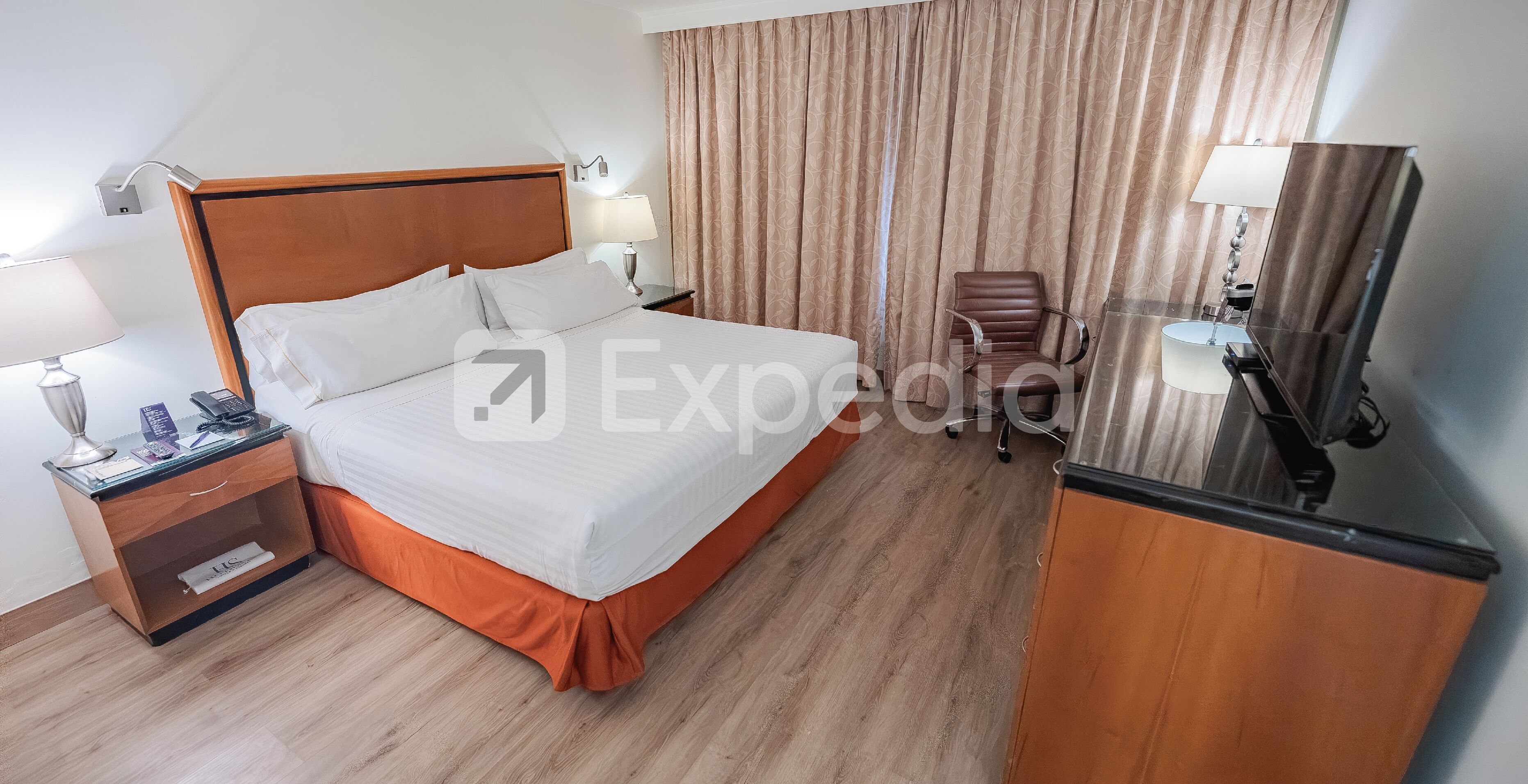 Executive Room, 1 Queen Bed | Desk, iron/ironing board, free WiFi, bed sheets