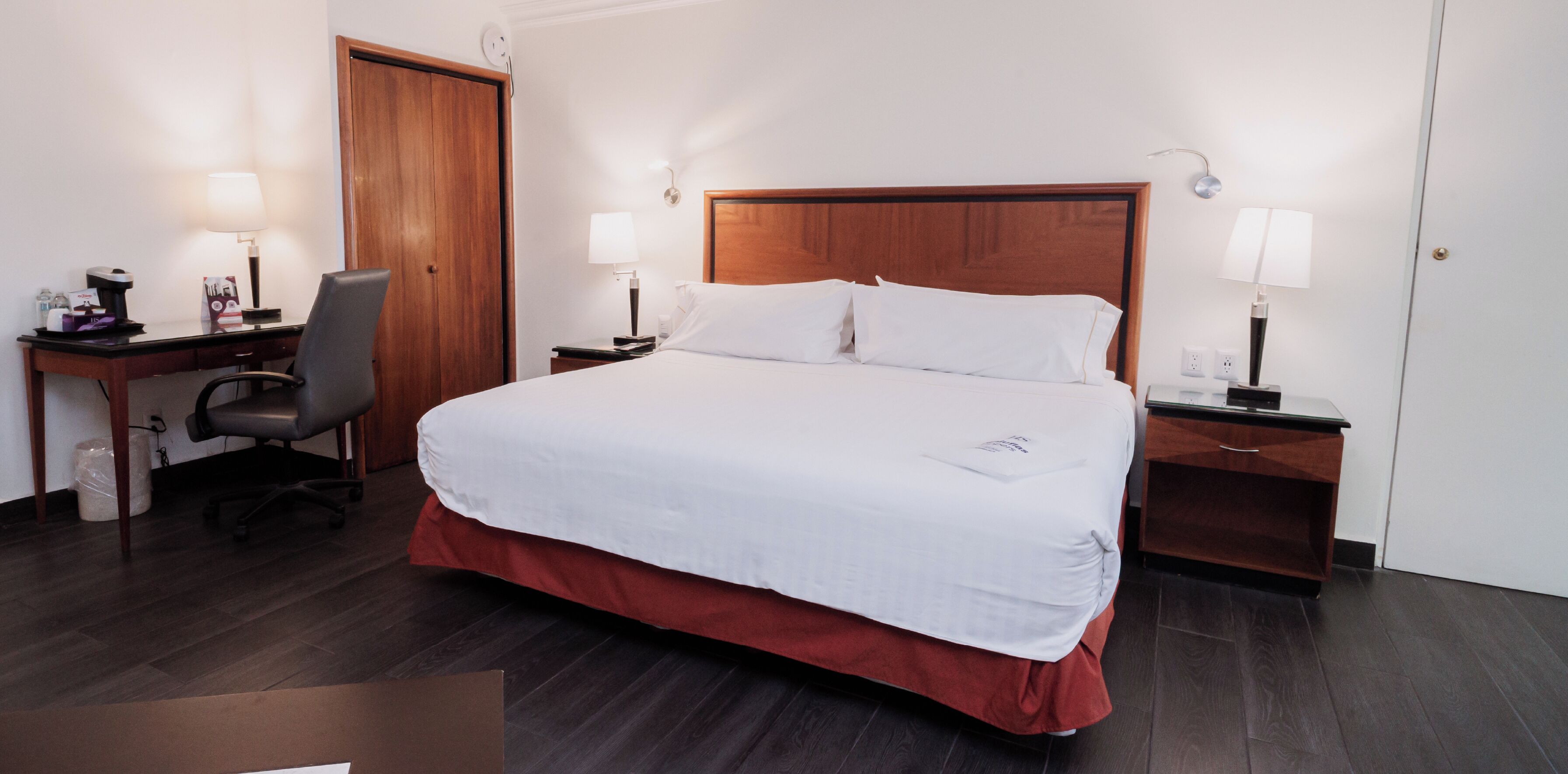 办公桌、熨斗/熨衣板、免费 WiFi、床单