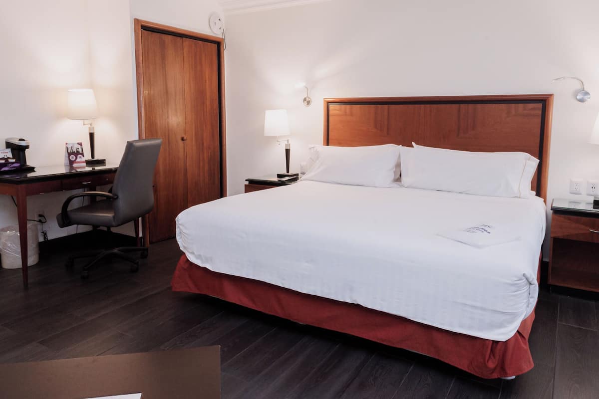 Escritorio, tabla de planchar con plancha, wifi gratis y ropa de cama