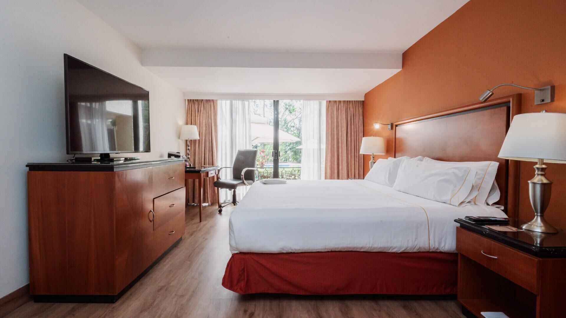 Escritorio, tabla de planchar con plancha, wifi gratis y ropa de cama 