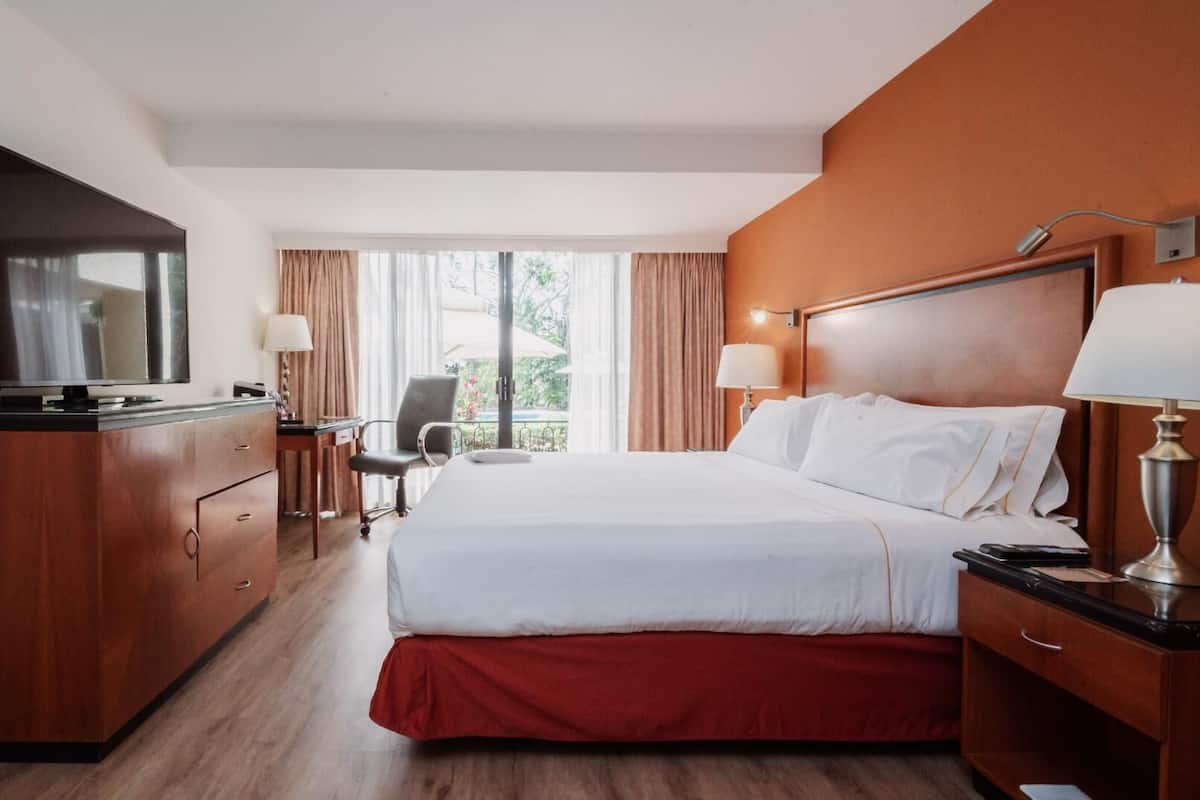 Escritorio, tabla de planchar con plancha, wifi gratis y ropa de cama