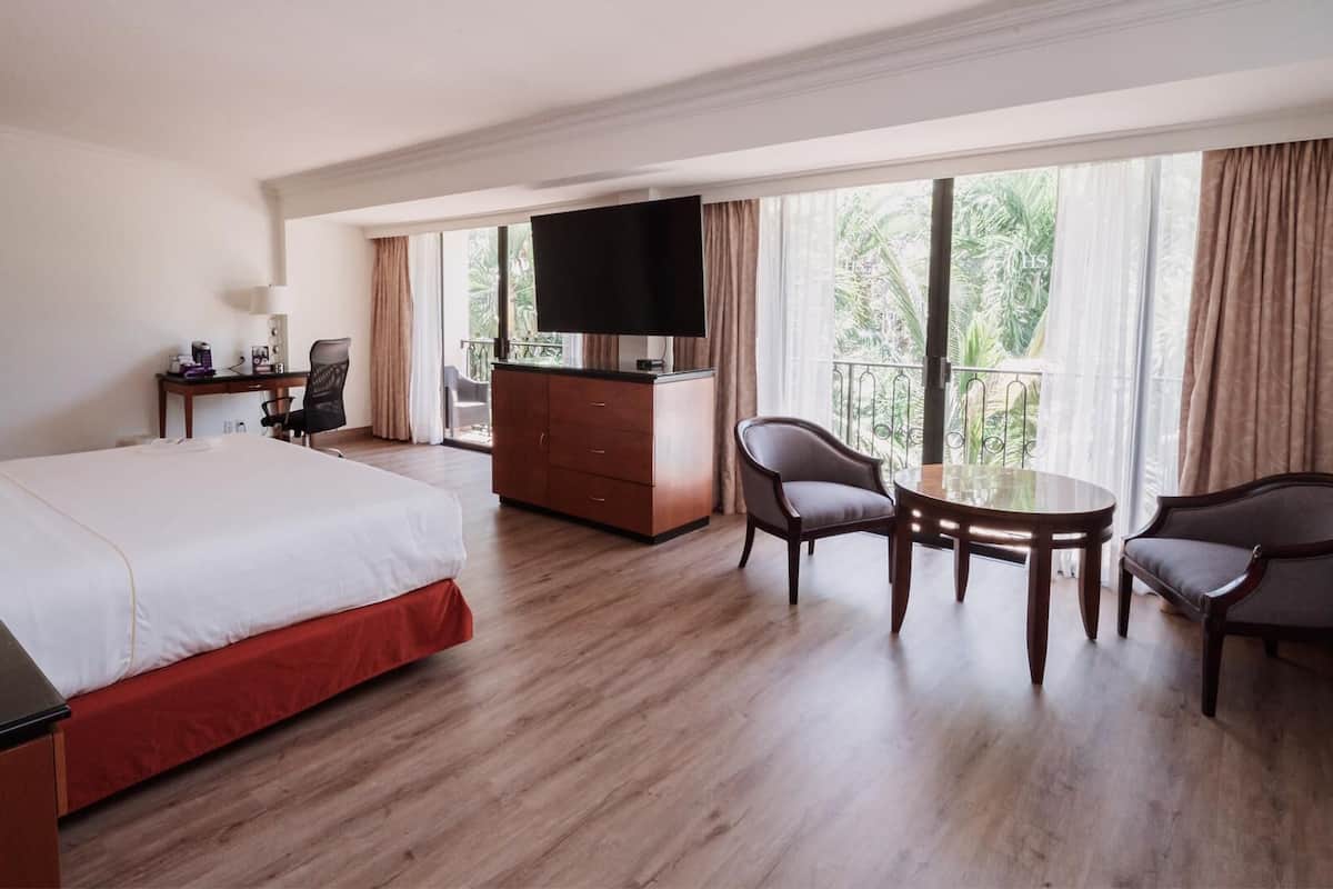 Escritorio, tabla de planchar con plancha, wifi gratis y ropa de cama