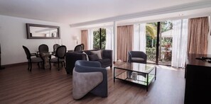 总统客房, 1 张特大床 | 起居区 | 40-英寸纯平电视（配备有线频道）