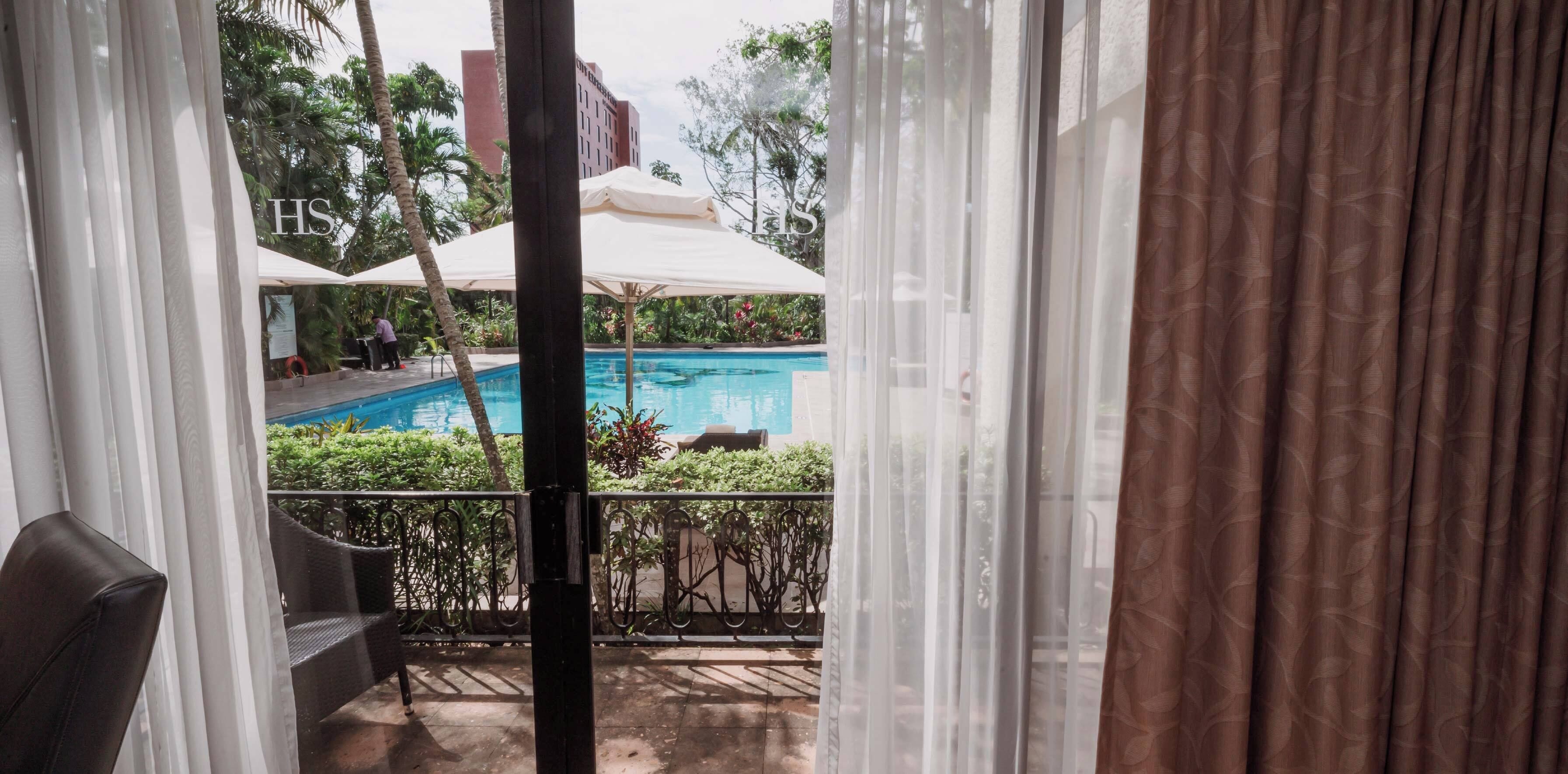 Habitación ejecutiva, 1 cama de matrimonio grande, vistas a la piscina | Escritorio, tabla de planchar con plancha, wifi gratis y ropa de cama