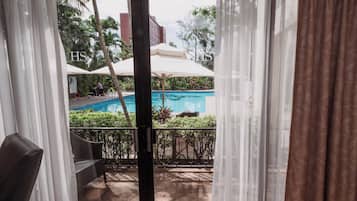 Habitación ejecutiva, 1 cama de matrimonio grande, vistas a la piscina | Escritorio, tabla de planchar con plancha, wifi gratis y ropa de cama