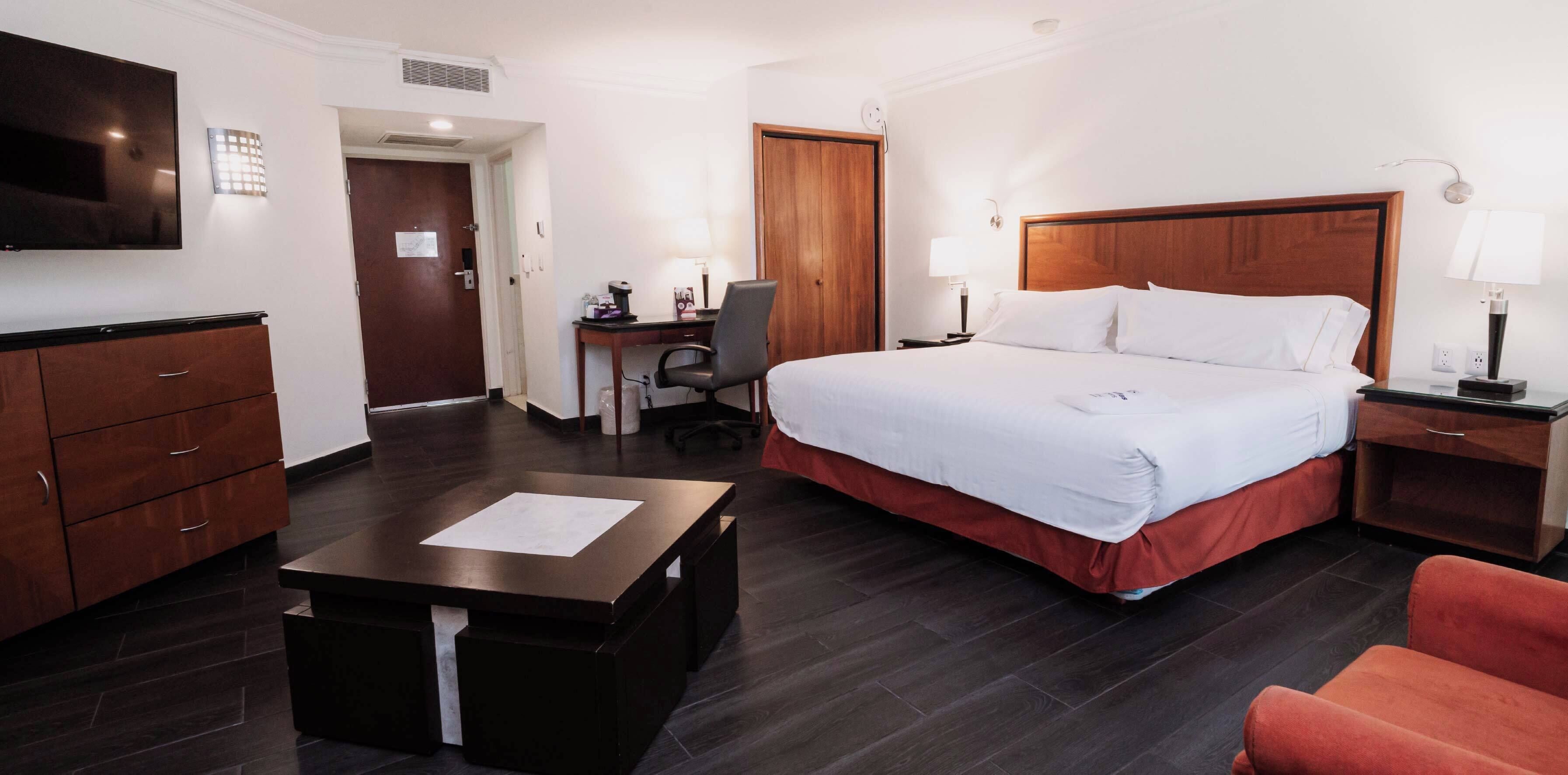 办公桌、熨斗/熨衣板、免费 WiFi、床单