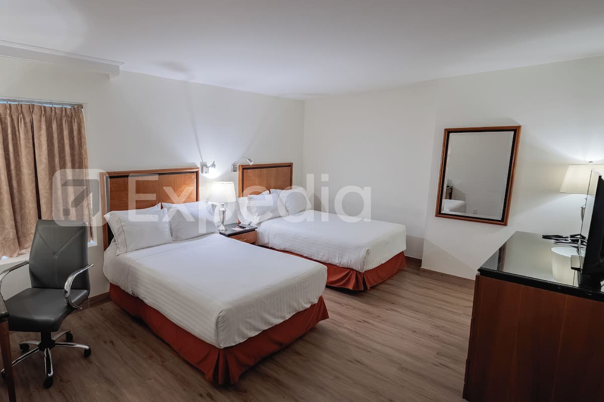 Escritorio, tabla de planchar con plancha, wifi gratis y ropa de cama