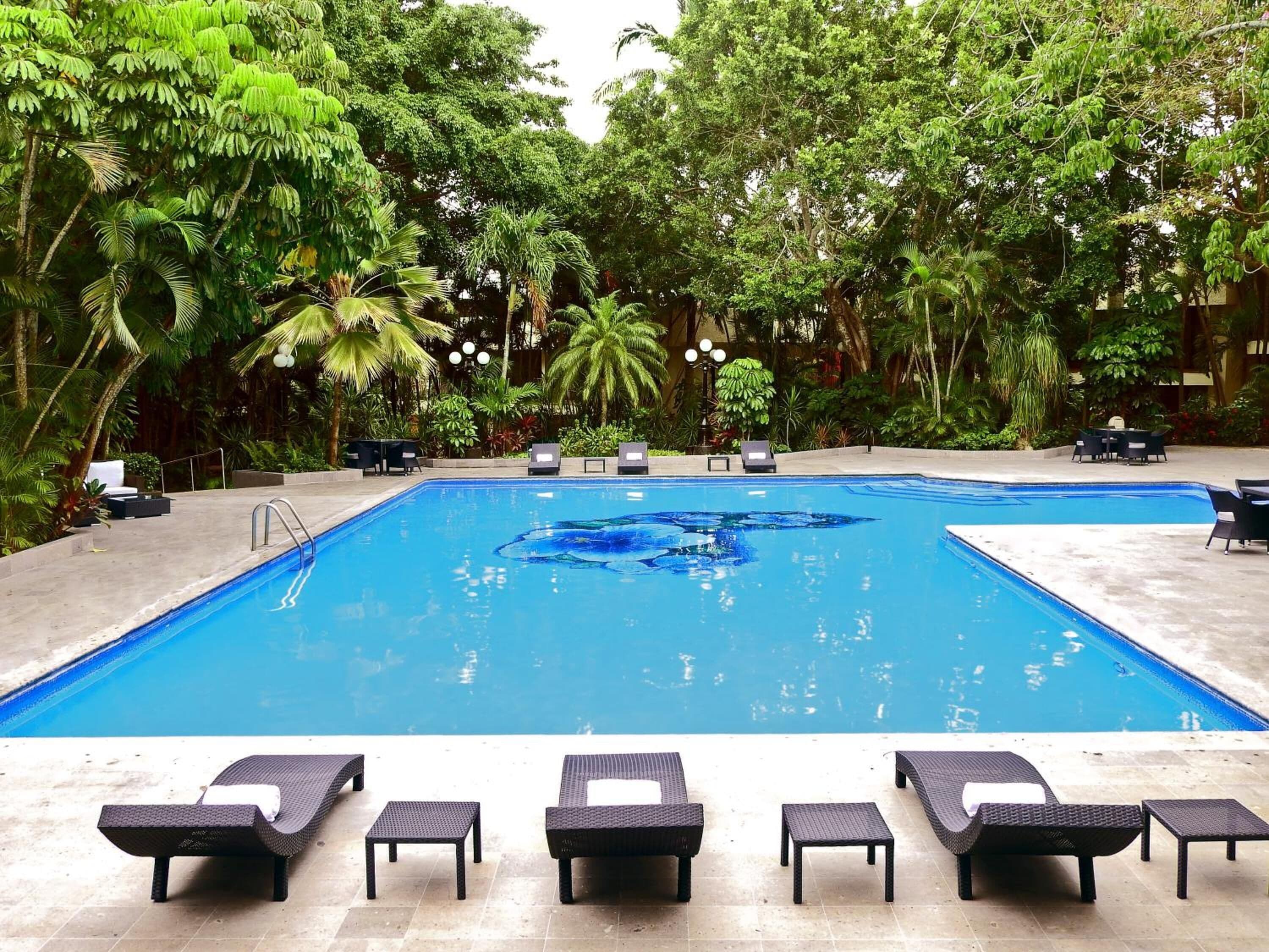 Una piscina al aire libre. HS HOTSSON Hotel Tampico