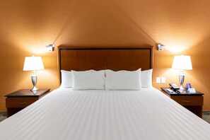 Een bureau, een strijkplank/strijkijzer, gratis wifi, beddengoed