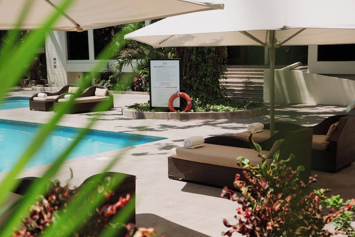 Escritorio, tabla de planchar con plancha, wifi gratis y ropa de cama