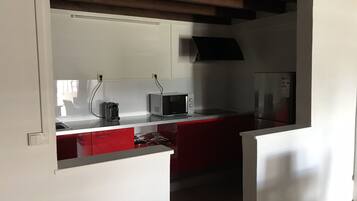 Réfrigérateur, micro-ondes, plaque de cuisson, cafetière/bouilloire