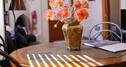 Casita de dos pisos, balcón, capacidad para 5 personas, fuera de la plaza