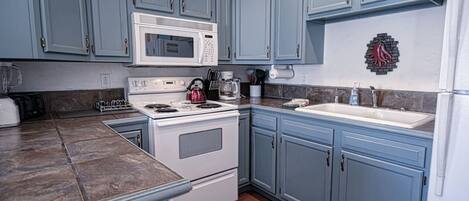 Køleskab, mikrobølgeovn, ovn, kogeplade