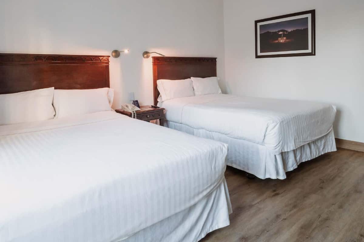 Tabla de planchar con plancha, wifi gratis y ropa de cama