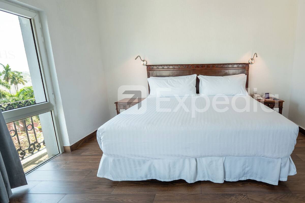 Tabla de planchar con plancha, wifi gratis y ropa de cama