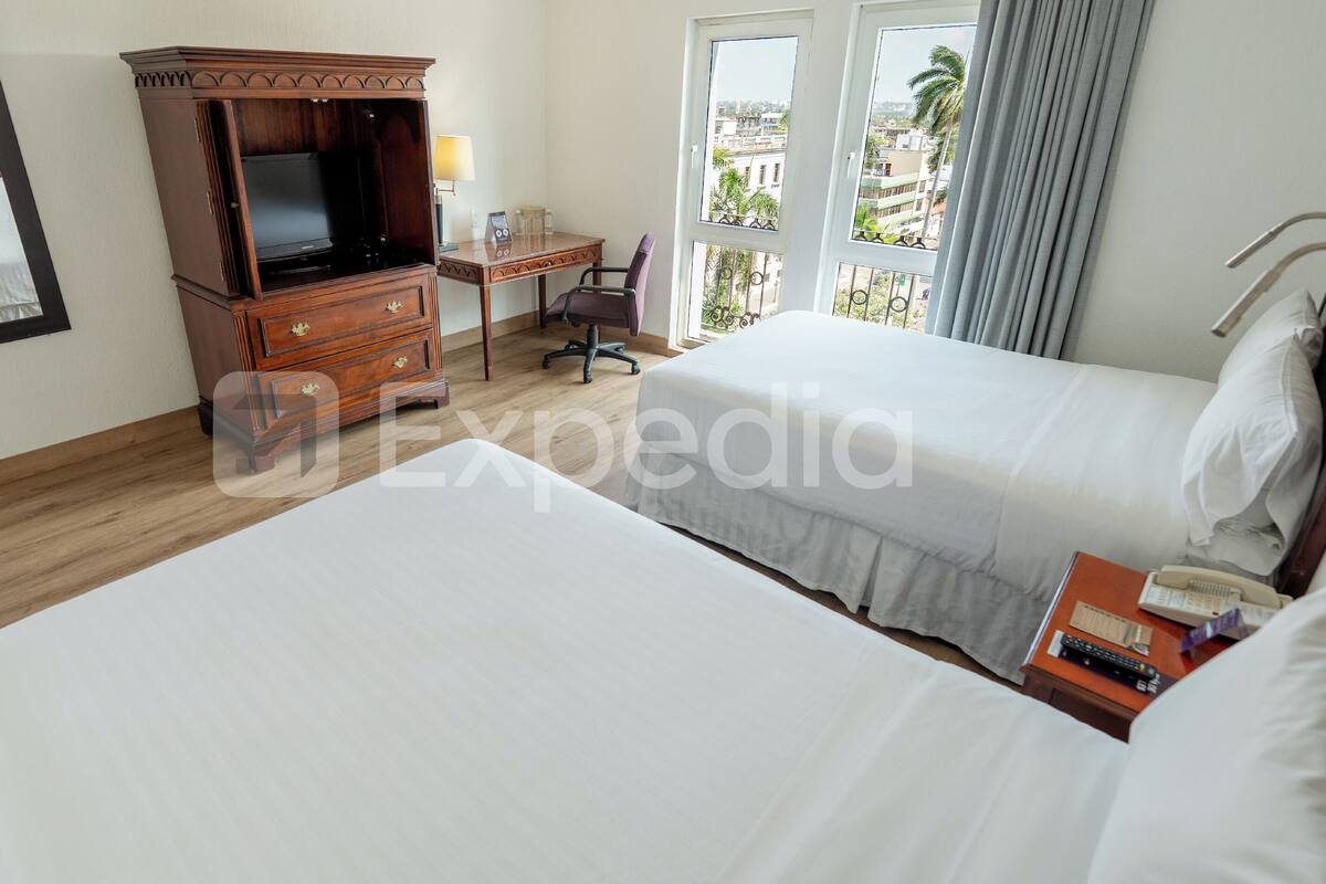 Tabla de planchar con plancha, wifi gratis y ropa de cama