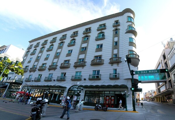 A multi-story hotel with a classic architectural design, featuring balconies and large windows. - HS HOTSSON Smart Value Tampico (Tampico)