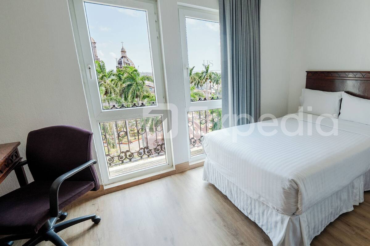 Tabla de planchar con plancha, wifi gratis y ropa de cama