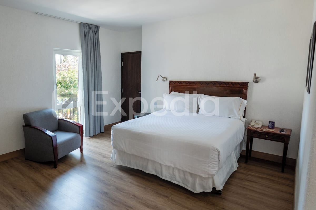 Junior Queen | Iron/ironing board (on request), WiFi (free), bed sheets