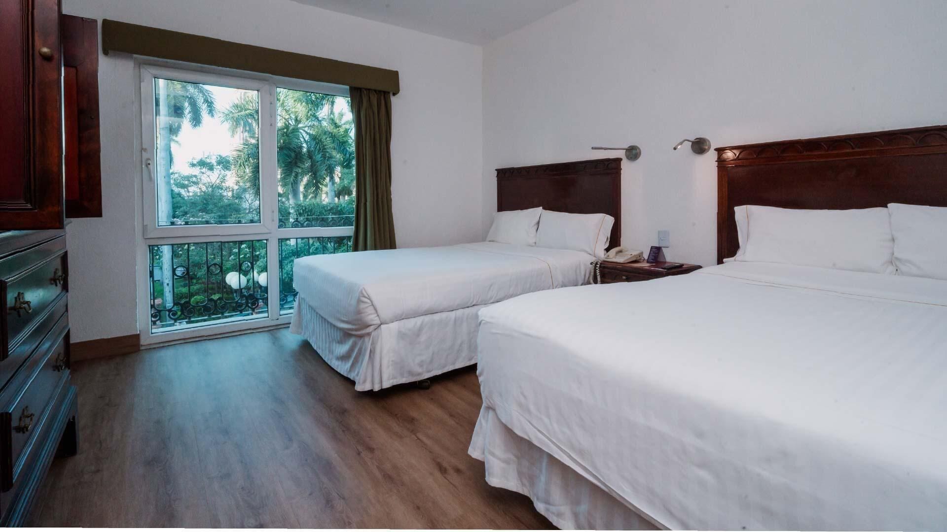 Tabla de planchar con plancha, wifi gratis y ropa de cama 