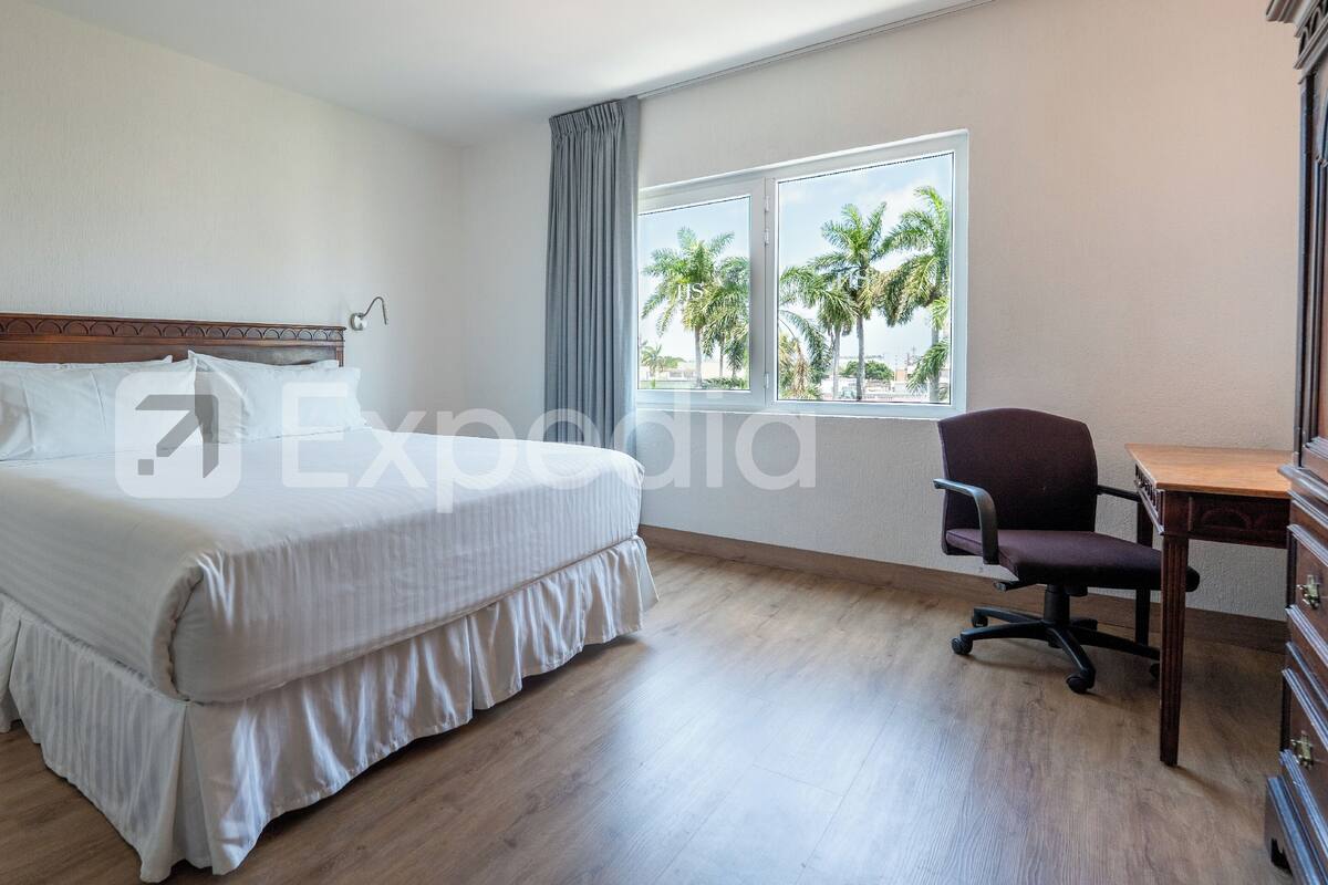 Estandar King | Tabla de planchar con plancha, wifi gratis y ropa de cama