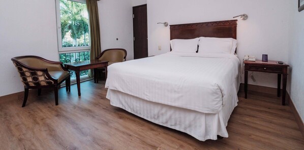 Tabla de planchar con plancha, wifi gratis y ropa de cama 