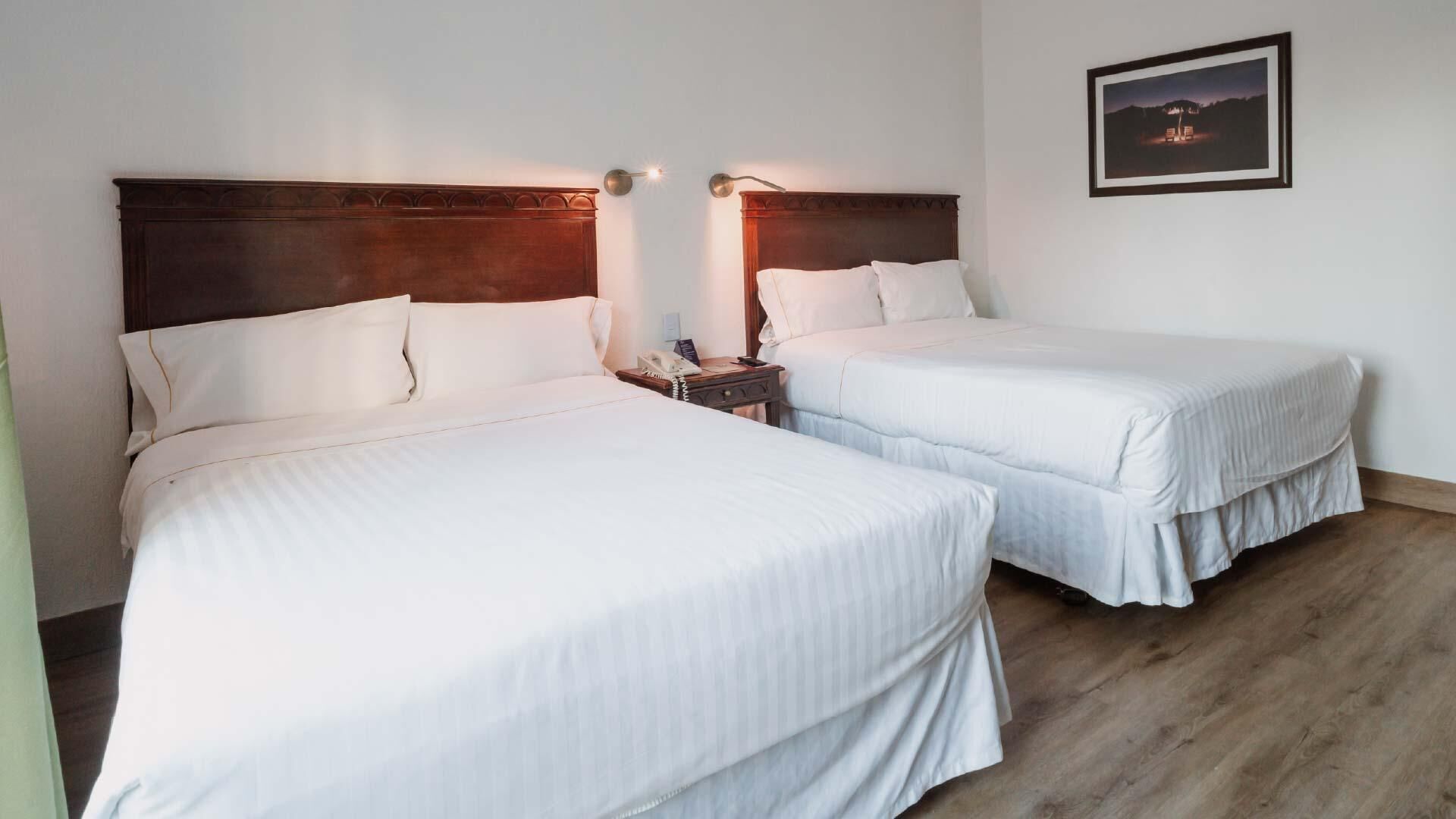 Tabla de planchar con plancha, wifi gratis y ropa de cama 