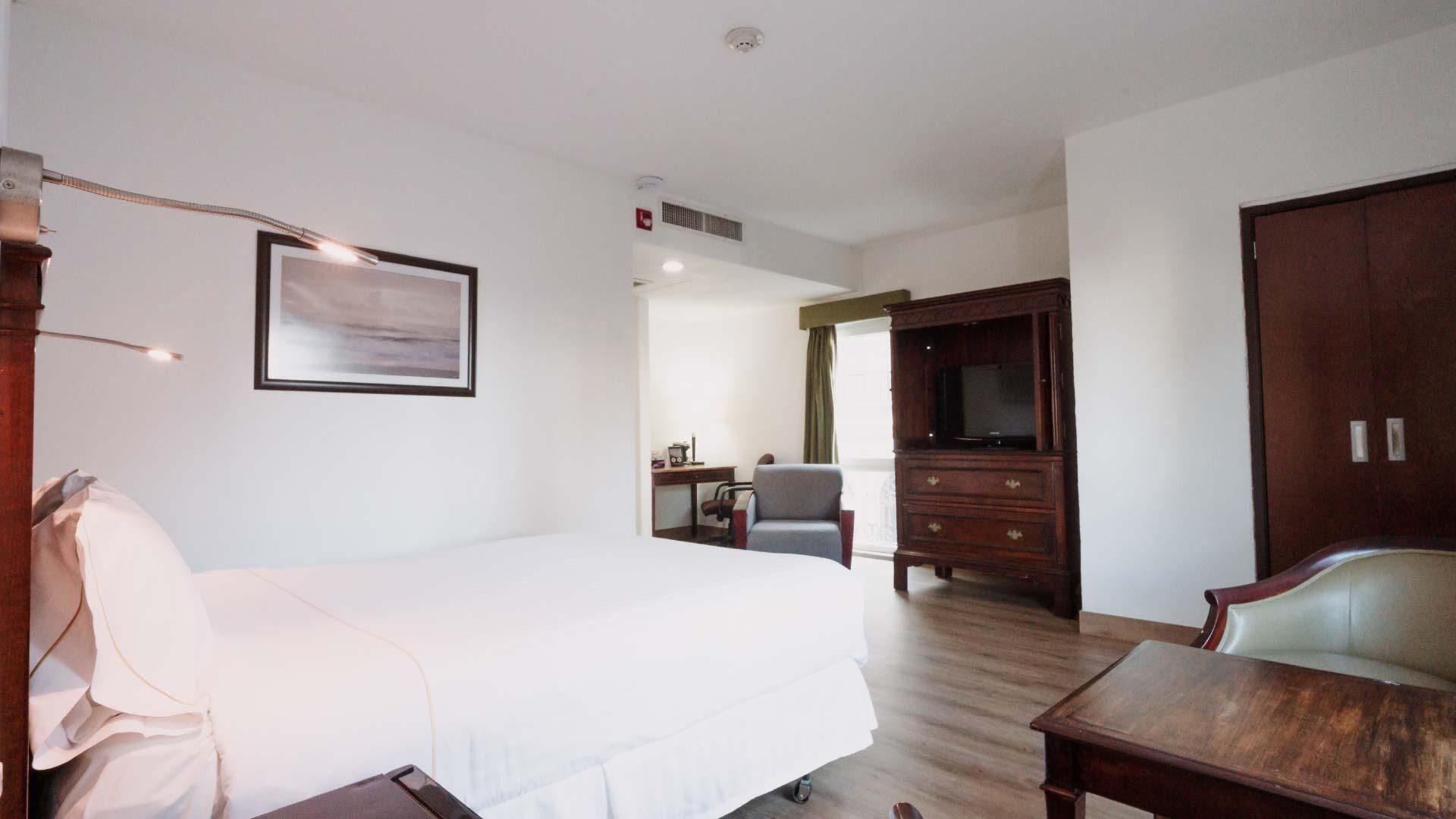 Tabla de planchar con plancha, wifi gratis y ropa de cama 