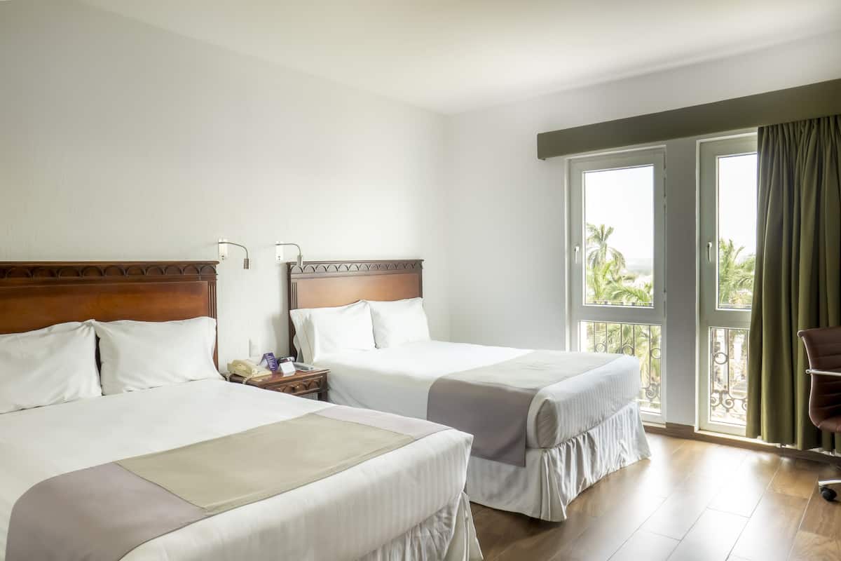 Habitación doble junior | Tabla de planchar con plancha, wifi gratis y ropa de cama