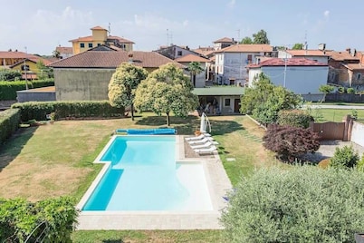 Villa near Milan with swimming pool, A/C, WIFI, walk to shops